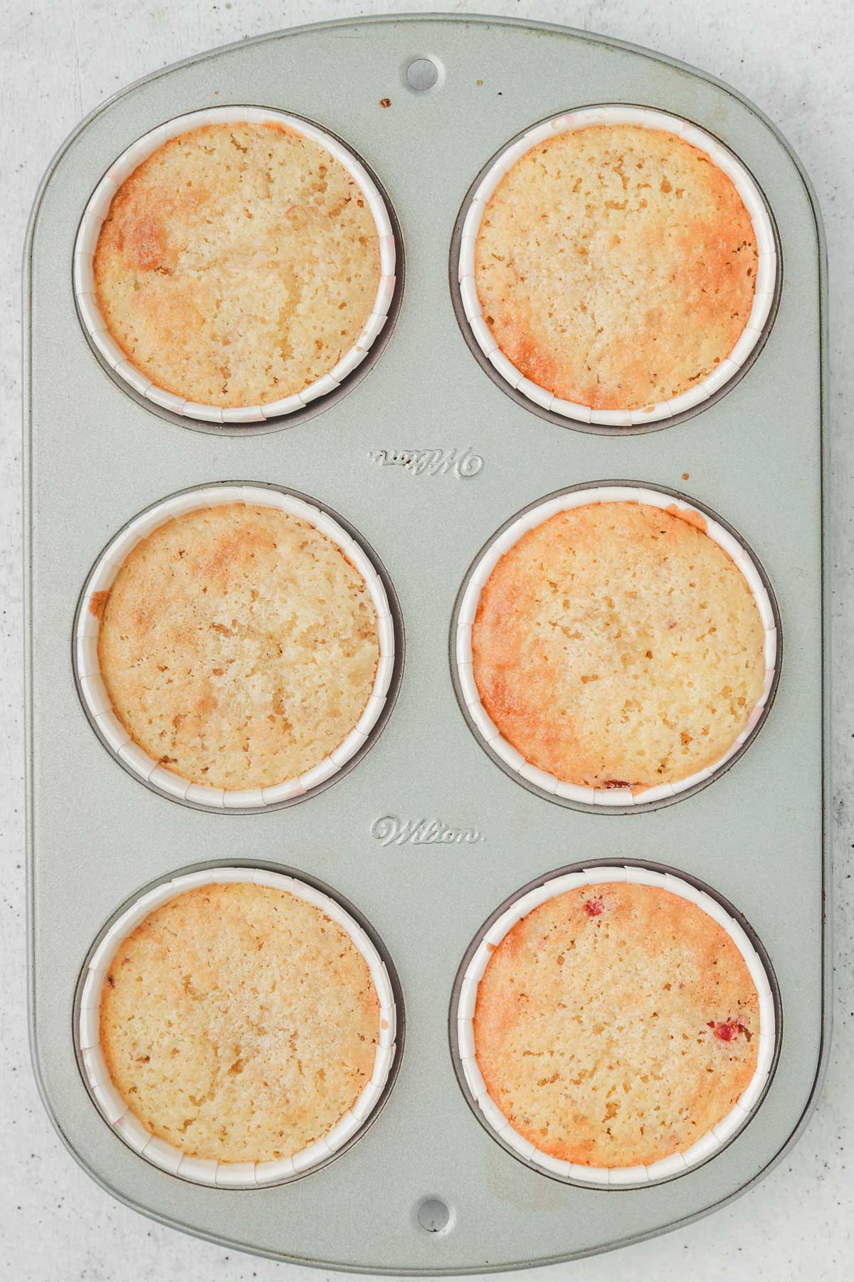 moule à cupcakes avec des cupcakes fraises cuits
